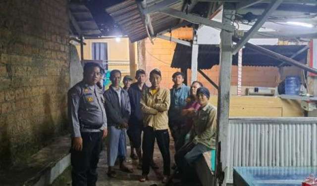 Bhabinkamtibmas Polsek Ciampea Laksanakan Kontrol Petugas Ronda Malam, Sampaikan Pesan Kamtibmas