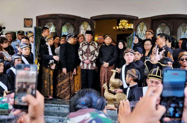 Jokowi hadir saat pelepasan jenazah Raja Solo PB XIII di Loji Gandrung