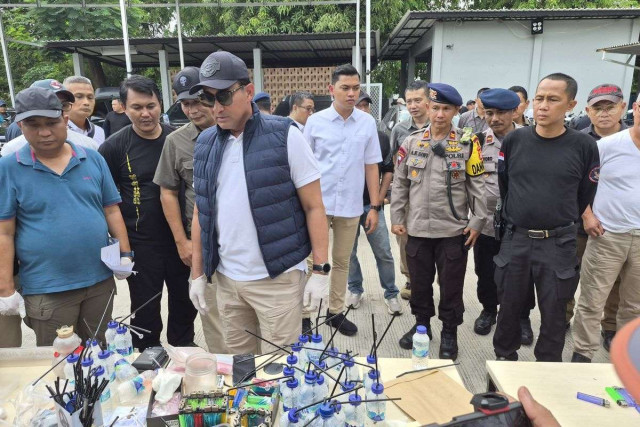 Polisi diserang warga saat operasi narkoba besar-besaran di Kampung Bahari