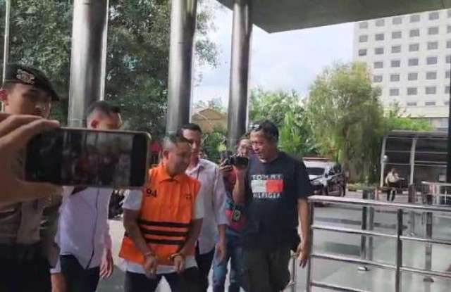 Diborgol dan pakai rompi oranye, begini penampakan Gubernur Riau Abdul Wahid siang ini