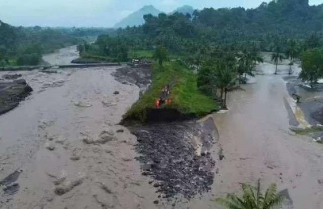 Banjir lahar Semeru, tercium bau belerang menyengat