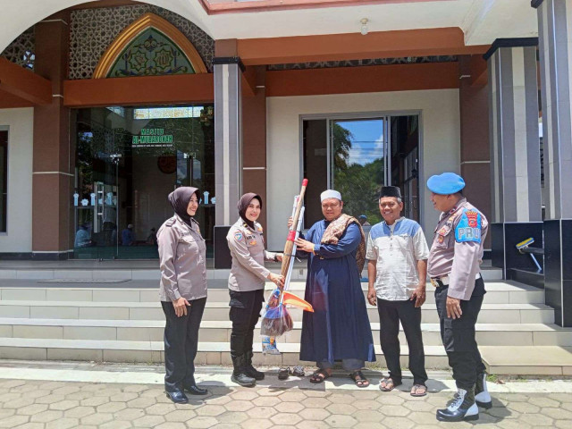 Polri Peduli Kebersihan Tempat Ibadah Polsek Kemang Jalin Silaturahmi Dan Berikan Alat Kebersihan Masjid AL- Mubarokah