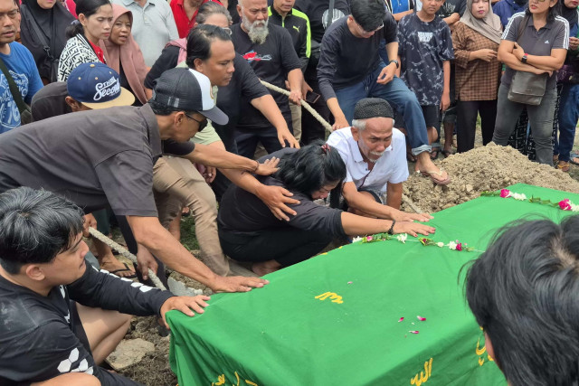 Reno Syahputra, korban hilang demo Jakarta dimakamkan di Surabaya