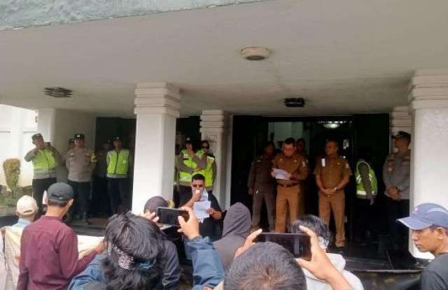 Massa Eksekutif Wilayah Nusantara Corruption Watch EW - NCW Sumsel Sambangi Kantor Walikota Palembang 