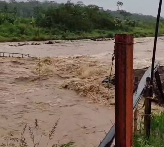 Jembatan Merah di Tanggeung-Cianjur roboh, Desa Pagermaneuh dan Karangtengah terputus