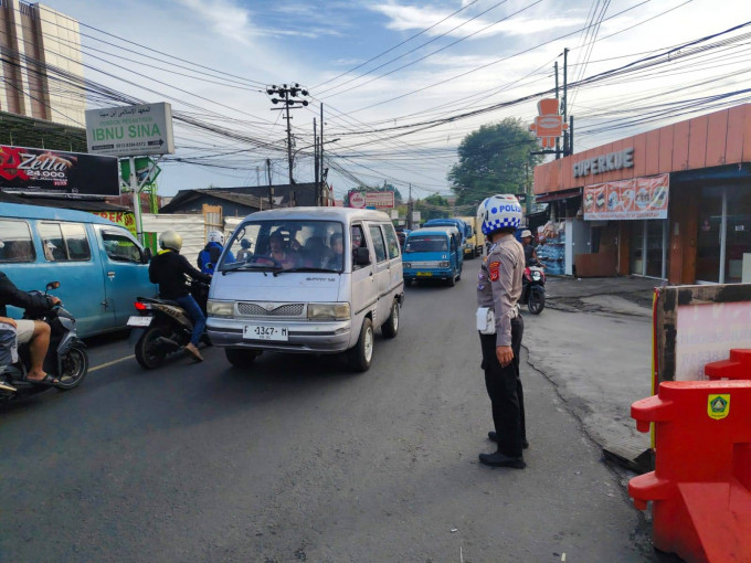 Anggota Polsek Ciampea Polres Bogor Laksanakan Kegiatan Pengaturan Lalu Lintas Pagi, Wujudkan Kamseltibcarlantas Aman dan Nyaman