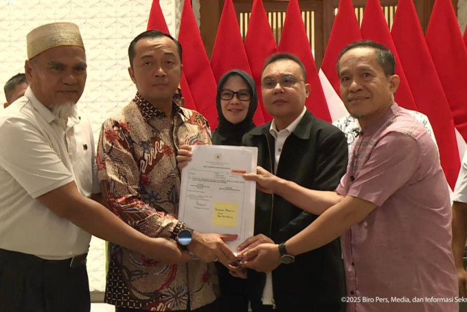Prabowo rehabilitasi 2 guru asal Luwu Utara yang dipecat seusai bantu honorer