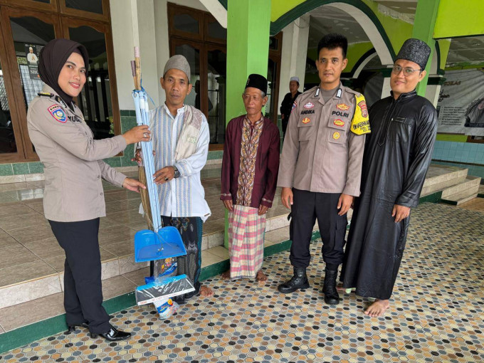 Pererat Silaturahmi, Polsek Kemang Berikan Bantuan Alat Kebersihan untuk Masjid Al-Ikhlas Desa Pabuaran