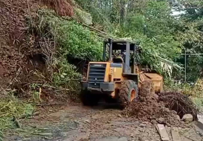 Longsor tutup Jalan Cigadog, akses 3 kecamatan di Cianjur lumpuh