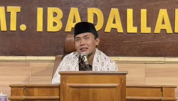 Panen kecaman karena ciumi anak perempuan, ini profil Gus Elham