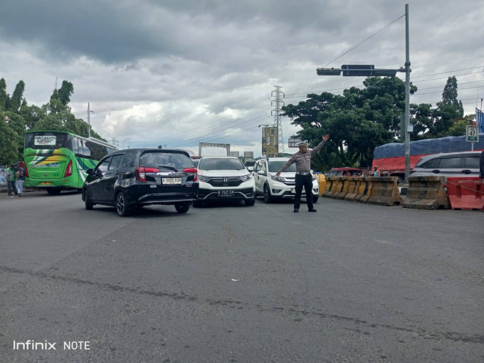 Panit Lantas Ciawi Pimpin Pengaturan Lalu Lintas Guna Kelancaran Arus Kendaraan