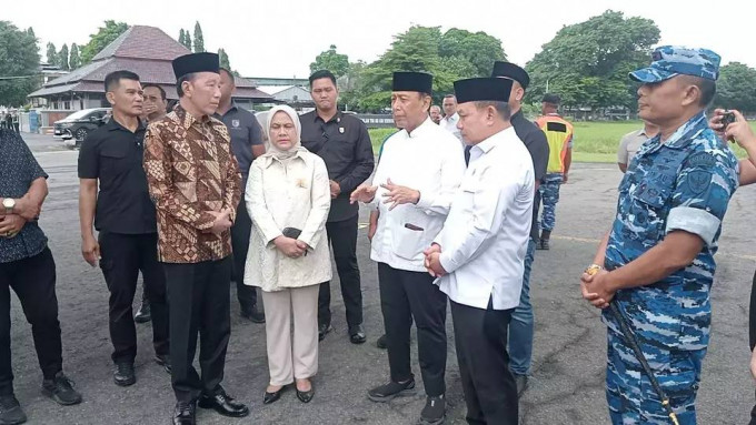 Jokowi sambut kedatangan jenazah istri Wiranto di Bandara Adisumarmo Solo