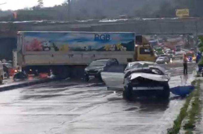Kronologi truk tronton tabrak 4 mobil di Exit Tol Bawen