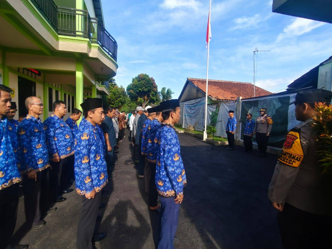Kapolsek Dramaga Bersama Forkompincam Laksanakan Apel Gabungan Di Desa Sukadamai Kecamatan Dramaga Dilanjut Dialog Bersama, Sampaikan Edukasi