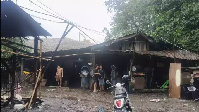 Longsor TPA Cipeucang Tangsel picu banjir hitam pekat dan berbau tidak sedap