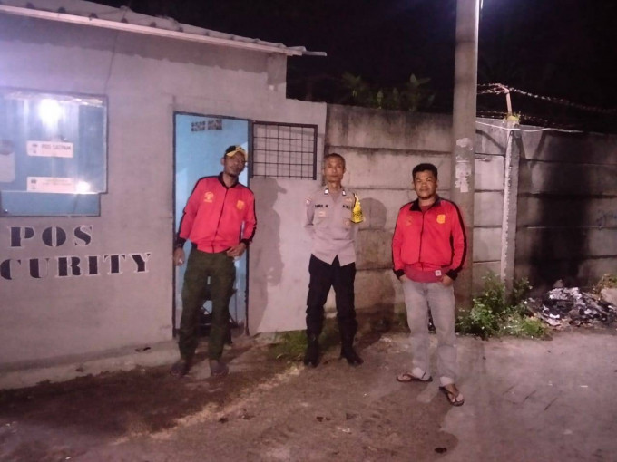 Bhabinkamtibmas Polsek Cisarua Polres Bogor Cek Pos Keamanan dan Sampaikan Pesan Kamtibmas kepada Warga