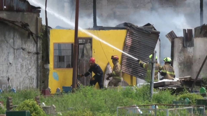 Tawuran antar kampung di Makassar akibatkan 7 rumah terbakar dan 1 orang tewas