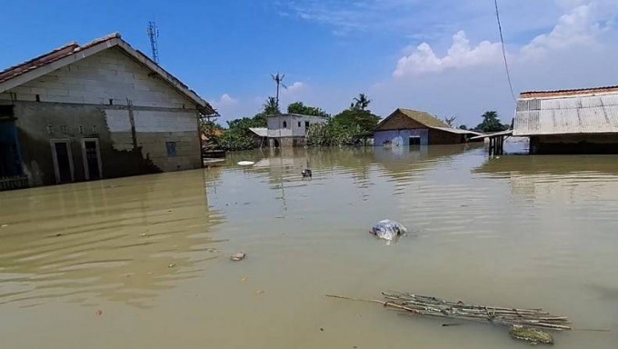 Ratusan rumah di Karawang terendam banjir 1,5 meter, warga terpaksa mengungsi