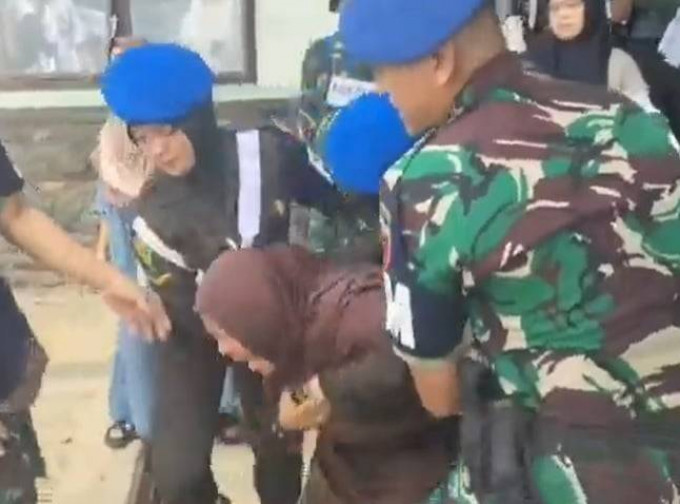Tak puas dengan rekonstruksi pembunuhan anaknya, ibu Prada Hairul mengamuk