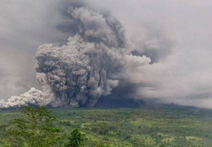 Naik level IV Awas, zona bahaya Gunung Semeru radius 20 km