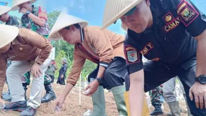 DPRD Kabupaten Sukabumi Apresiasi Brimob atas Penyaluran Alsintan dan Benih Jagung kepada Kelompok Tani di Cibodas