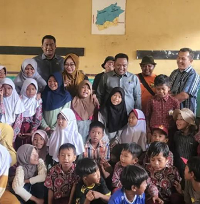 DPRD Kabupaten Sukabumi Salurkan 100 Pasang Sepatu untuk Siswa Terdampak Banjir Bandang