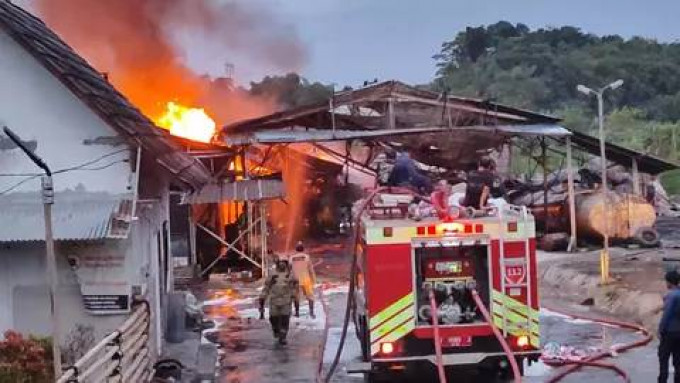 Kebakaran hebat! Gudang oli di Gunung Putri Bogor dilahap jago merah
