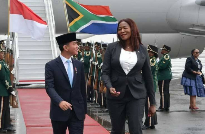 Gibran disambut Menteri Energi Afrika Selatan dan tarian Pantsula saat tiba di Johannesburg