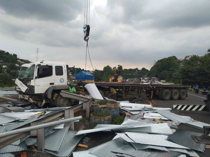 Diduga truk tronton rem blong picu kecelakaan beruntun di Tol Semarang, dua orang tewas