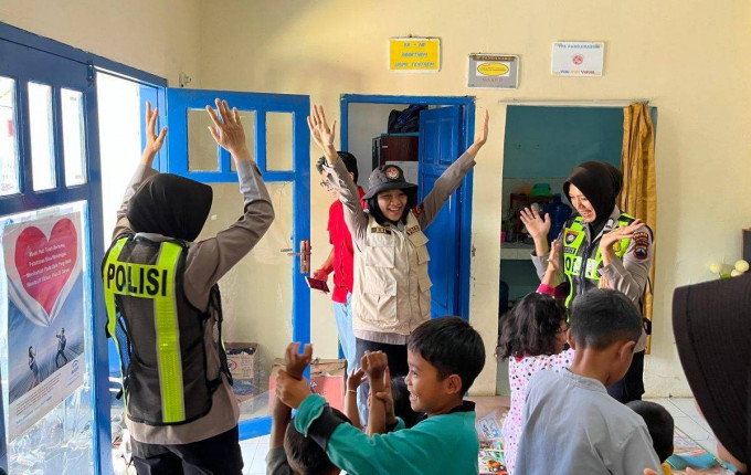 Trauma healing, Polisi buat suasana ceria di tengah para korban longsor