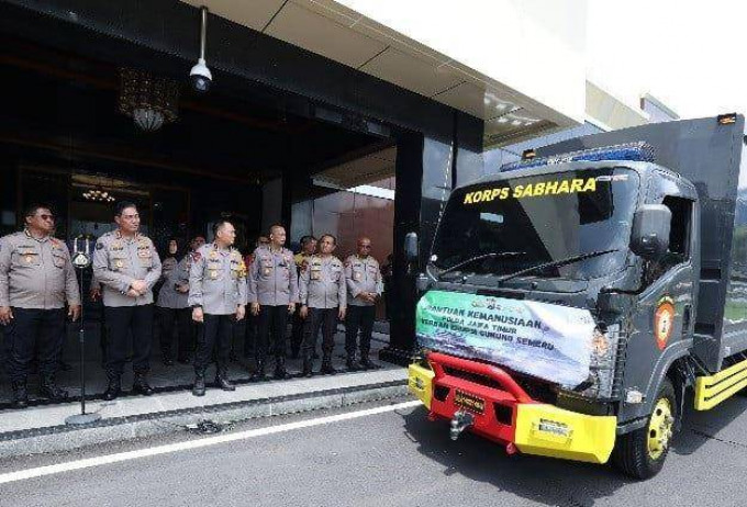 Balita dan lansia jadi prioritas, Polda Jatim kirim bantuan untuk pengungsi erupsi Semeru