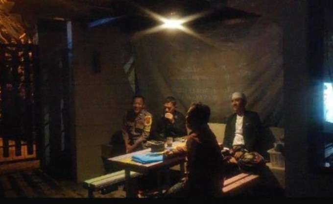 Bhabinkamtibmas Polsek Cisarua Polres Bogor Kontrol Pos Kamling dan Sampaikan Pesan Kamtibmas