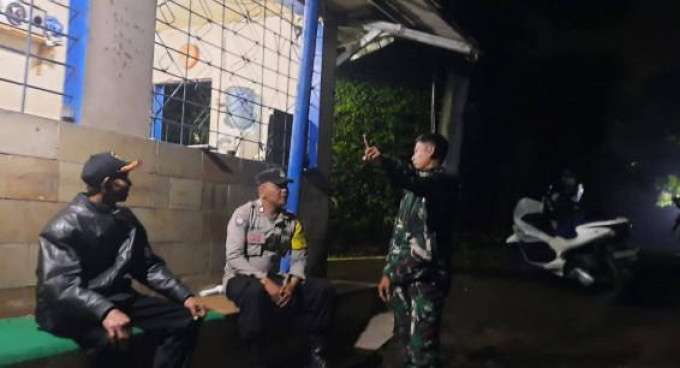 Bhabinkamtibmas Polsek Cisarua Polres Bogor Kontrol Pos Kamling dan Sampaikan Pesan Kamtibmas