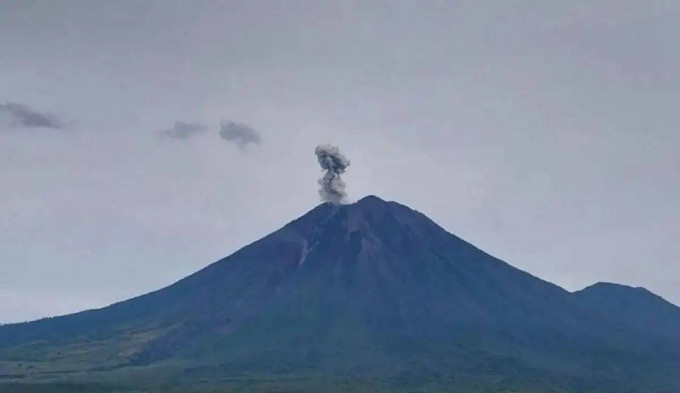 Berpotensi meletus, aktivitas Gunung Semeru masih tinggi! Kenali 4 level status gunung berapi
