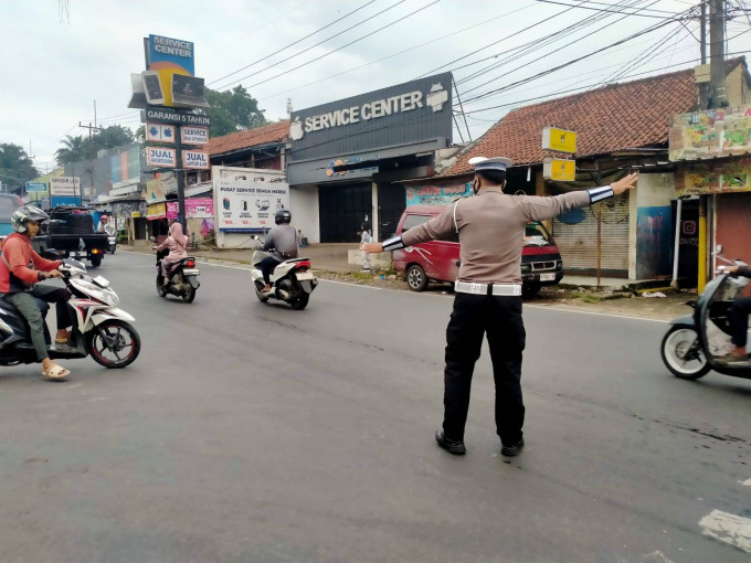 Polsek Ciampea Polres Bogor Laksanakan Pengaturan Lalu Lintas di Pagi Hari
