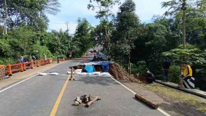 Jembatan Cikaleho yang hubungkan Ciamis-Cirebon longsor, arus kendaraan dialihkan