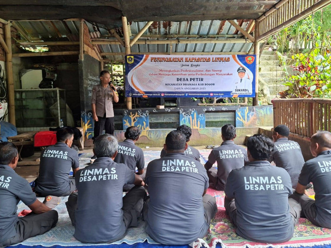 Bhabinkamtibmas Polsek Dramaga berikan arahan Linmas Desa Petir untuk Tingkatkan Kesiapsiagaan Kamtibmas