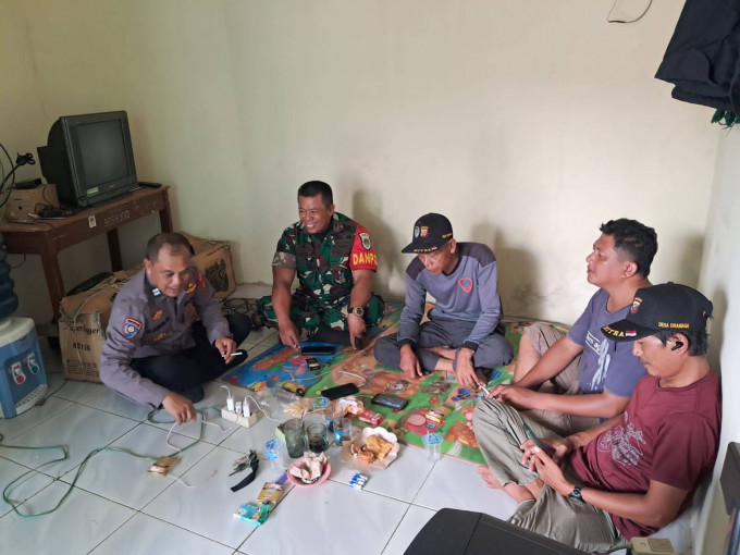 Sinergitas TNI-POLRI Laksanakan Door To Door System Sampaikan Pesan Kamtibmas Ke Warga Desa Binaan