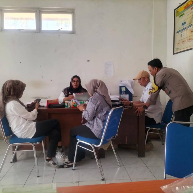 Bhabinkamtibmas Wilayah Hukum Polsek Dramaga Giat Sambang Ke Kantor Desa Ciherang