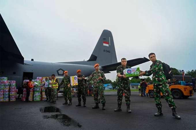 Bobby Nasution terbang bawa logistik dan obat-obatan ke Tapteng dan Sibolga yang masih terisolir
