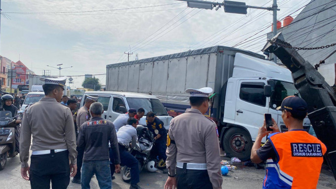 Truk rem blong, 12 kendaraan kecelakaan beruntun di Cikampek: 2 orang tewas 5 luka-luka