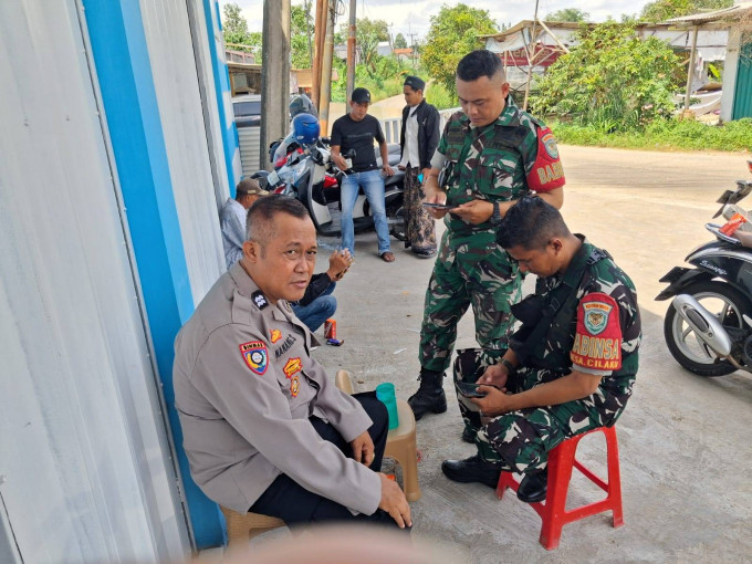 TNI-POLRI Bhabinkamtibmas dan Babinsa Sambang Warga Jaga Kamtibmas di Desa Cilaku