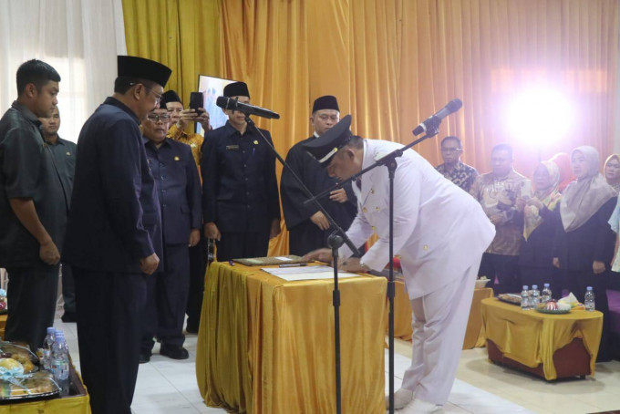 Bupati Sukabumi Lantik Hilman Nulhakim sebagai Kepala Desa Pawenang PAW