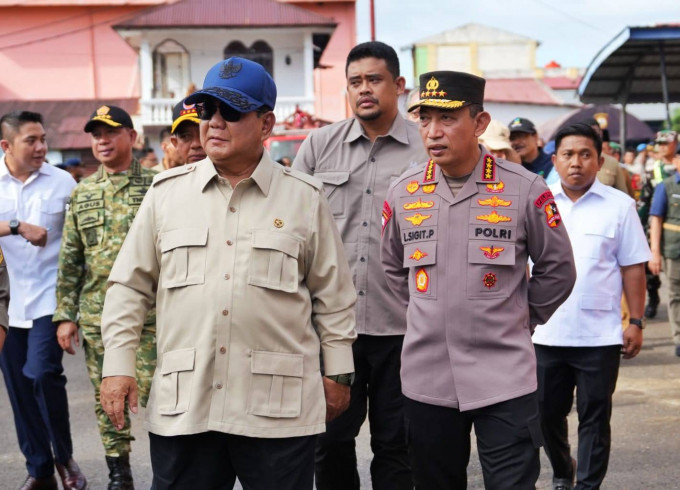 Kapolri Dampingi Presiden Cek Lokasi Pengungsian Korban Banjir di Tapanuli Tengah