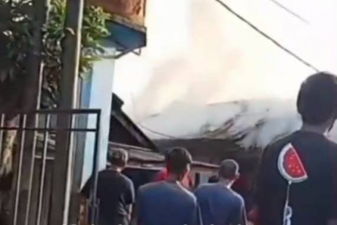 Sijago Merah Mengamuk di Jasinga, Diduga konsleting listrik Satu Rumah dan 2 motor Hangus terbakar