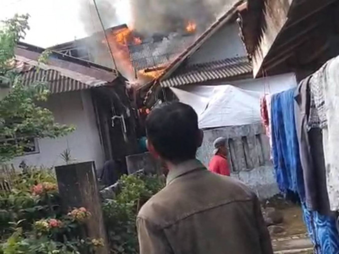 Diduga Korsleting Listrik, 5 Rumah di Nanggung di Lalap Si jago Merah