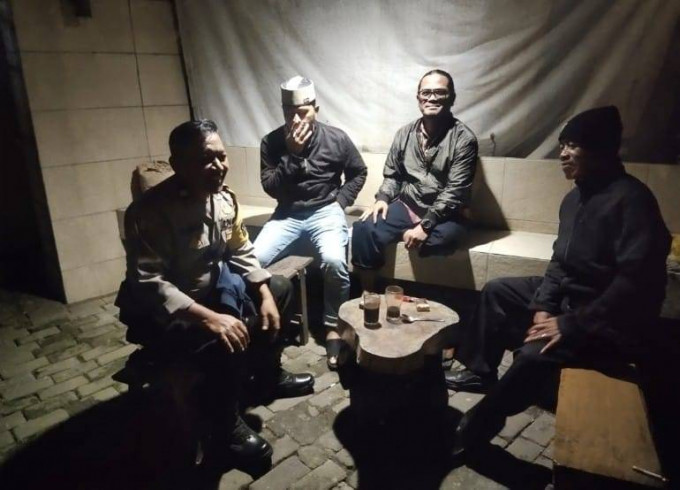 Bhabinkamtibmas Polsek Cisarua Polres Bogor Kontrol Pos Kamling dan Sampaikan Pesan Kamtibmas
