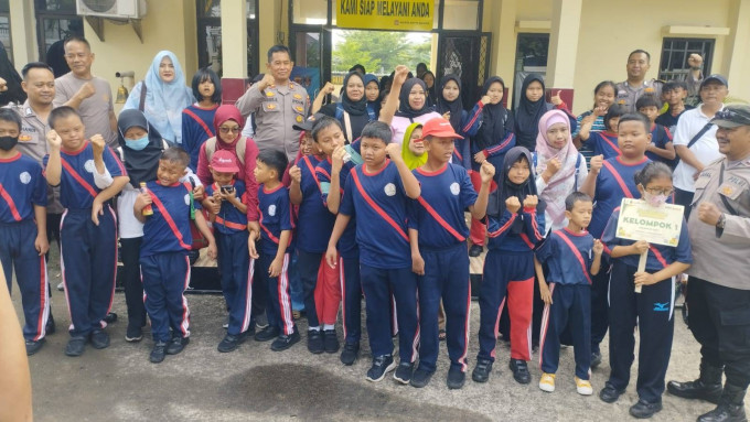 Polsek Cibinong Polres Bogor terima kunjungan SLB Mekar Sari 1 Pabuaran