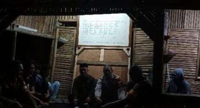 Bhabinkamtibmas Polsek Cijeruk Sambangi Satkamling dan Sampaikan Pesan Kamtibmas