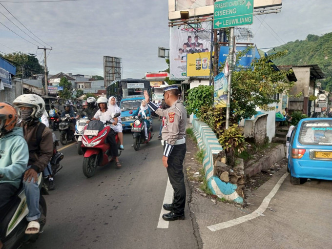 Anggota Polsek Ciampea Polres Bogor Laksanakan Pengaturan Lalu Lintas Pagi Hari